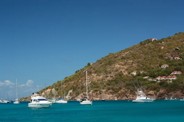 Klart vand, caribbean island, lystbåde og både - Stock-foto