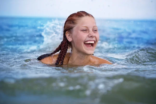 plajda onu yaz tatil keyfi mutlu bir kadın