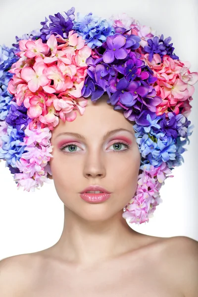 Menina de moda bonita com flores azuis — Fotografia de Stock