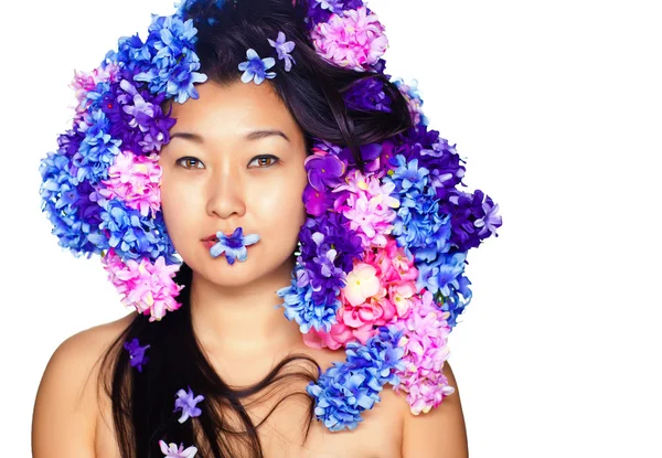 青い花が美しいファッションの少女 — ストック写真