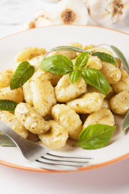 gnocchi di Evet fesleğen ve pesto ile