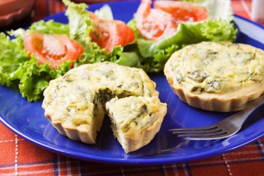 Mini ıspanak quiche salatası ile