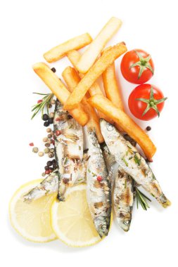 ızgara sardalya balık patates kızartması ile