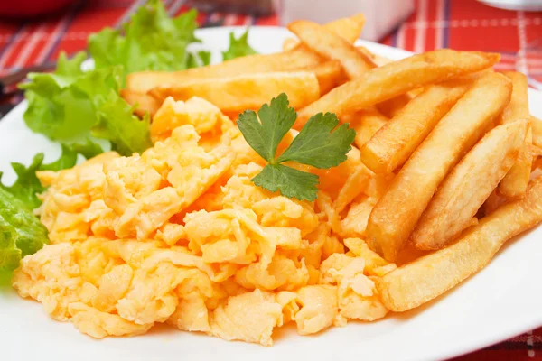 Scrambled egg with french fries — Stock Photo, Image