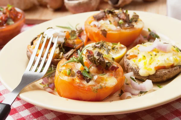Doldurulmuş mantar ve domates — Stok fotoğraf