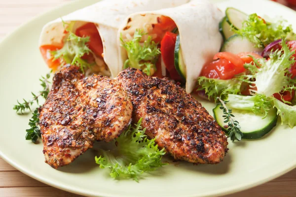 Spicy chicken breasts with vegetable salad — Stock Photo, Image