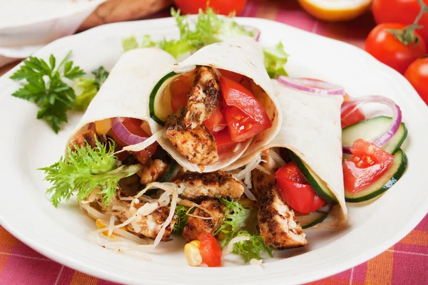 Gegrilde kip en salade in tortilla wrap — Stockfoto