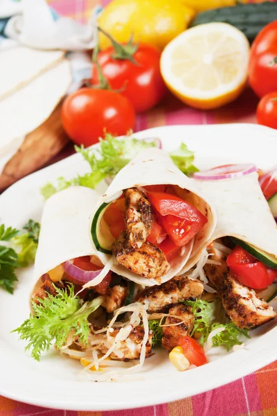 Grillad kyckling och sallad i tortilla wrap — Stockfoto