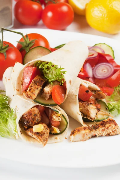 Gegrilltes Huhn und Salat in Tortilla-Wrap — Stockfoto