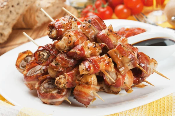 Espetos de bacon, frango e cogumelo — Fotografia de Stock