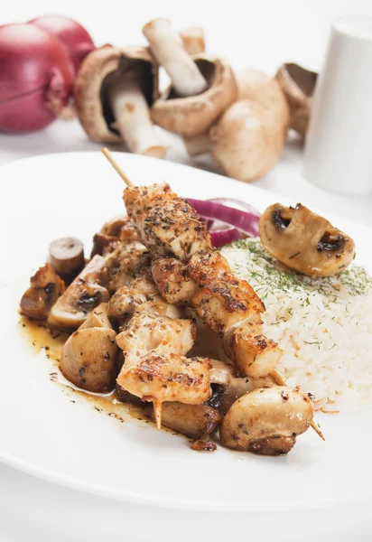 Espetos de frango grelhado com cogumelos e arroz — Fotografia de Stock