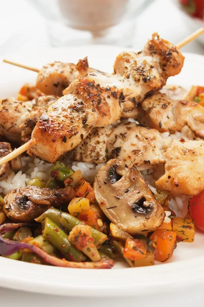 Chicken skewer with mushrooms and vegetables — Stock Photo, Image