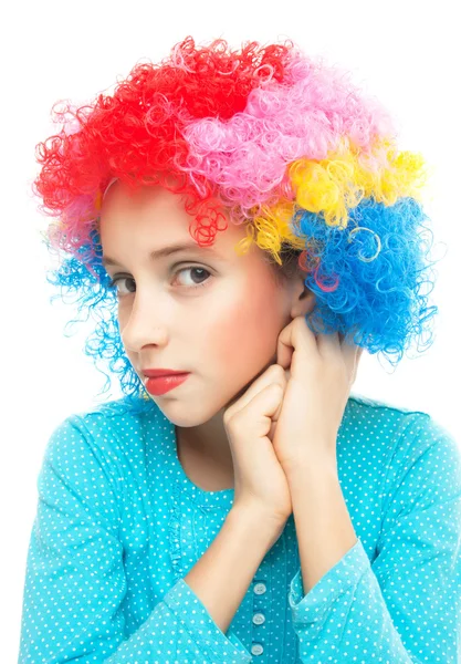 Молодая девушка в парике для вечеринки — стоковое фото