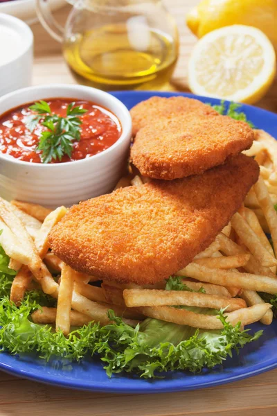Gepaneerde vis en Franse frietjes — Stockfoto
