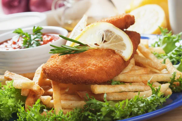 Pesce impanato e patatine fritte — Foto Stock