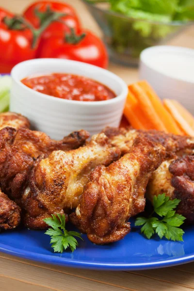 Alitas de pollo con salsa de chile —  Fotos de Stock