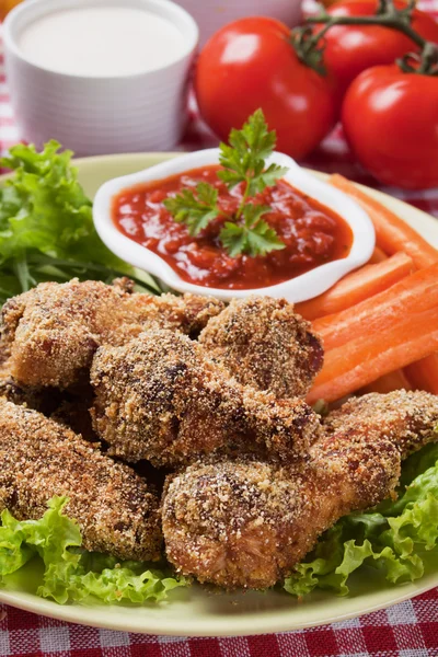 Alitas de pollo fritas con salsa de chile — Foto de Stock