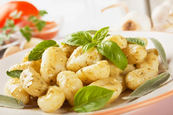Gnocchi di patata met basilico en pesto — Stockfoto