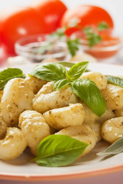 Patata-Gnocchi mit Basilico und Pesto — Stockfoto