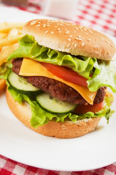 Hambúrguer clássico com queijo, tomate e alface — Fotografia de Stock