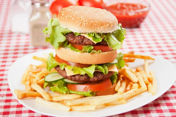 Doppelhamburger mit Käse, Salat und Tomaten — Stockfoto