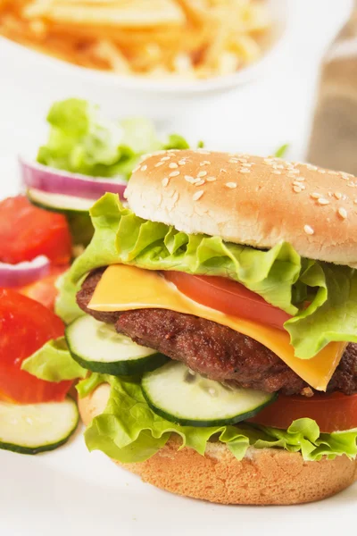 Klasik hamburger ile peynir, domates, marul — Stok fotoğraf