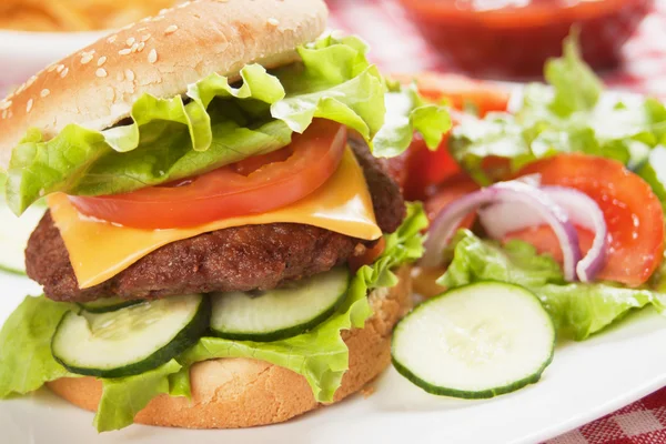Klassischer Hamburger mit Käse, Tomaten und Salat — Stockfoto