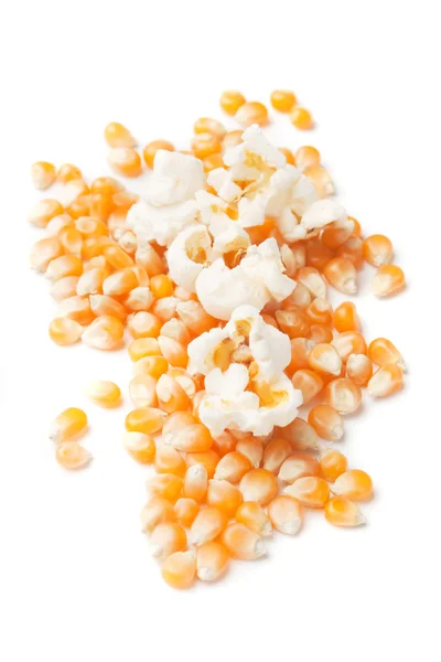 Porumb și popcorn izolate pe alb — Fotografie, imagine de stoc