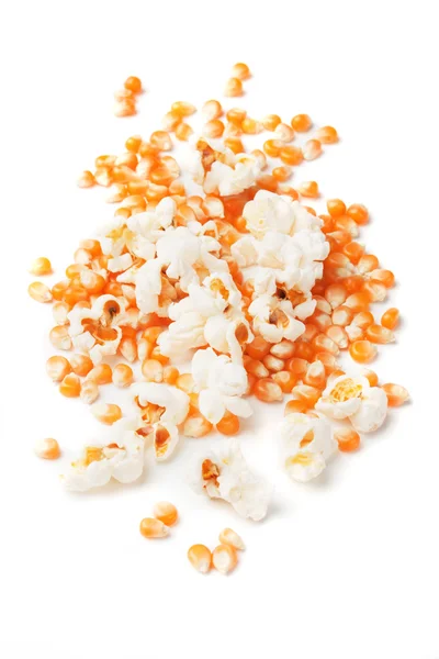 Popcorn și porumb izolate pe alb — Fotografie, imagine de stoc
