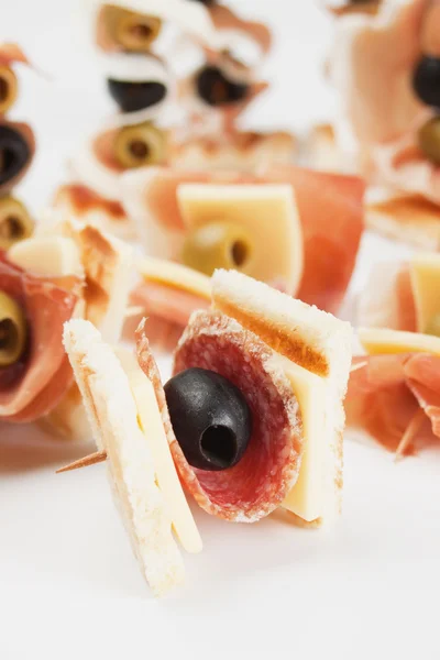 Aperitivo con salami y aceituna negra — Foto de Stock