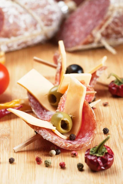 Salami, kaas en olijven canapé — Stockfoto