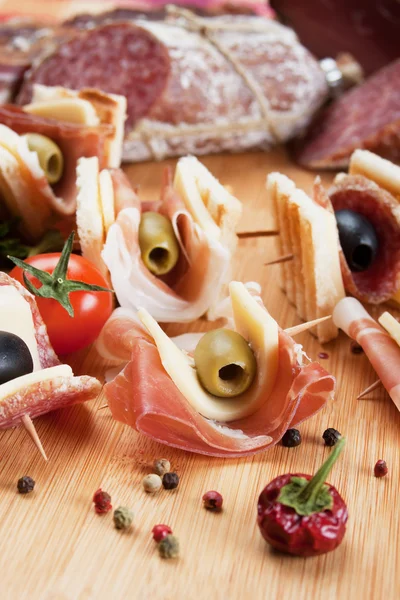 Canapé met ham en olijven — Stockfoto