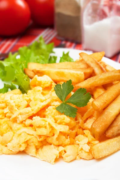Scrambled egg with french fries — Stock Photo, Image
