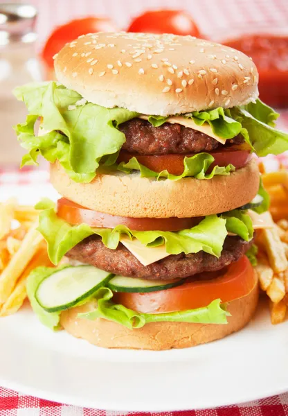 Dubbel hamburgare med ost, sallad och tomat — Stockfoto