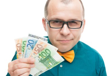 hombre sonriente con dinero europeo