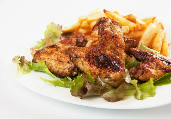 감자 튀김와 구운된 닭 날개 — 스톡 사진