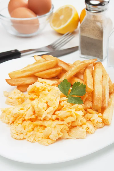 Míchaná vajíčka a hranolky — Stock fotografie
