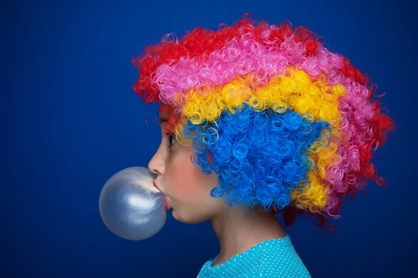 Młoda dziewczyna dmuchanie żucia balon — Zdjęcie stockowe