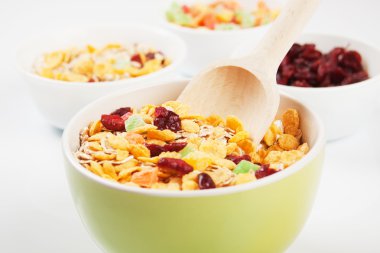 kurutulmuş meyve ile tahıl müsli