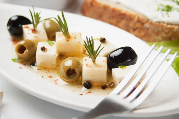 Salat mit Käse und Oliven — Stockfoto