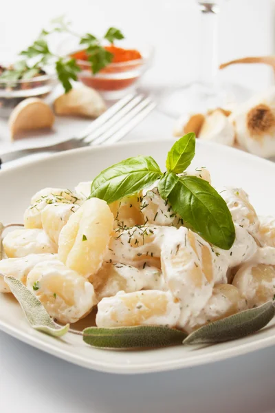 Patata-Gnocchi mit Basilikum und Käsesauce — Stockfoto