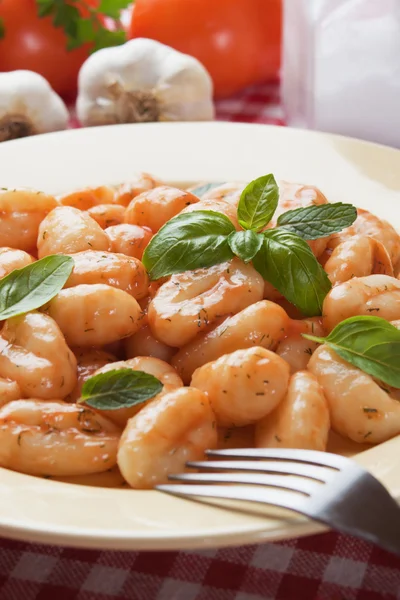 Patata-Gnocchi mit Basilikum und Tomatensauce — Stockfoto