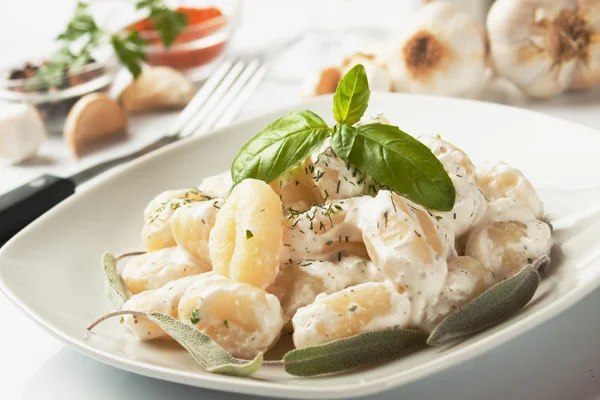 Gnocchi di patata basilico és sajt mártással — Stock Fotó