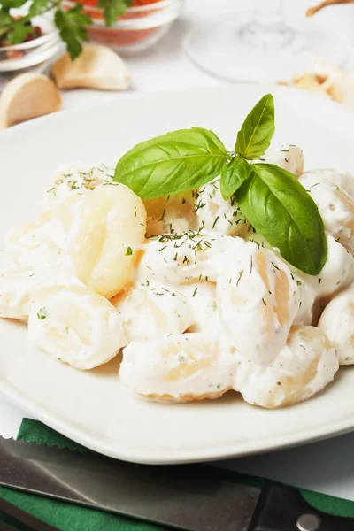 Gnocchi di patata with basilico and cheese sauce — Stock Photo, Image