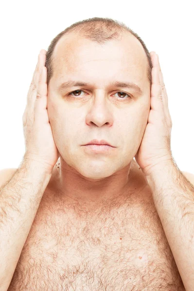 Çıplak bir adam kulaklarını kapsayan — Stok fotoğraf