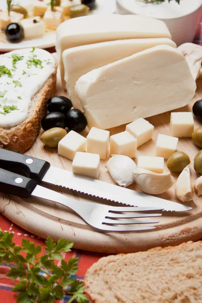 Käse und Oliven Frühstück — Stockfoto
