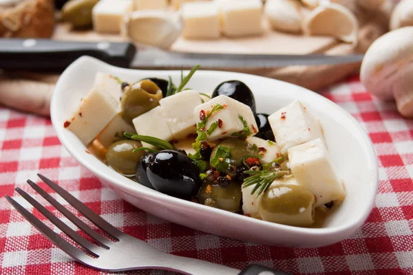 希腊沙拉，配橄榄和奶酪 — 图库照片