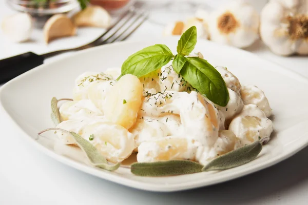 Patata-Gnocchi mit Basilikum und Käsesauce — Stockfoto
