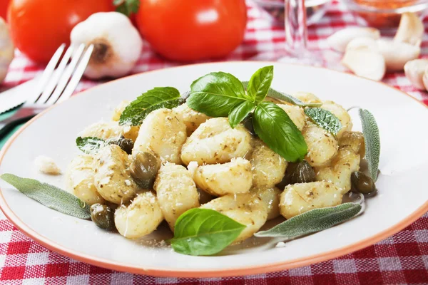 Gnocchi di Patata mit Pesto-Sauce — Stockfoto
