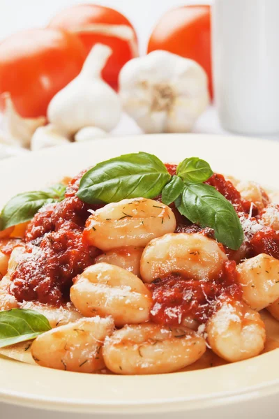 Gnocchi di Evet domates ve fesleğen sos ile — Stok fotoğraf